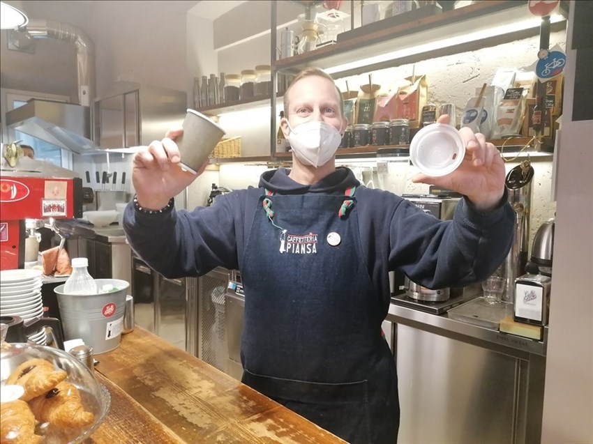 Nadir dietro il banco