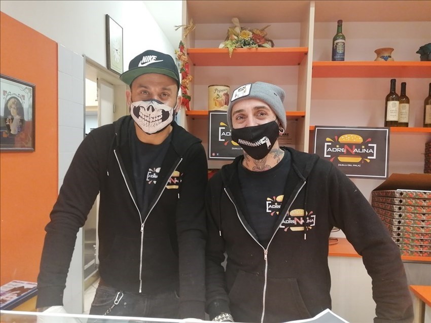 Juri e Salvatore con le loro spiritose mascherine