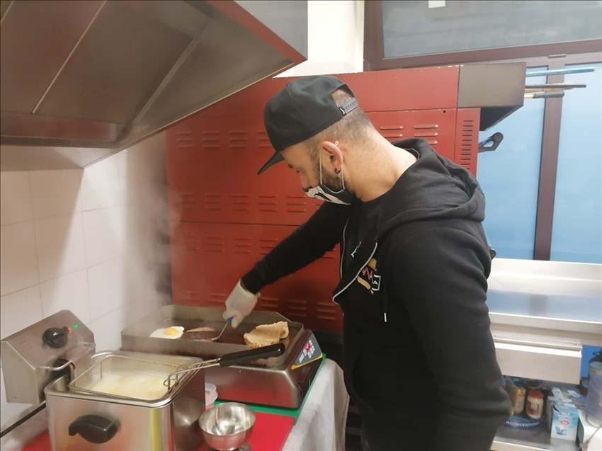 Salvatore mentre cucina