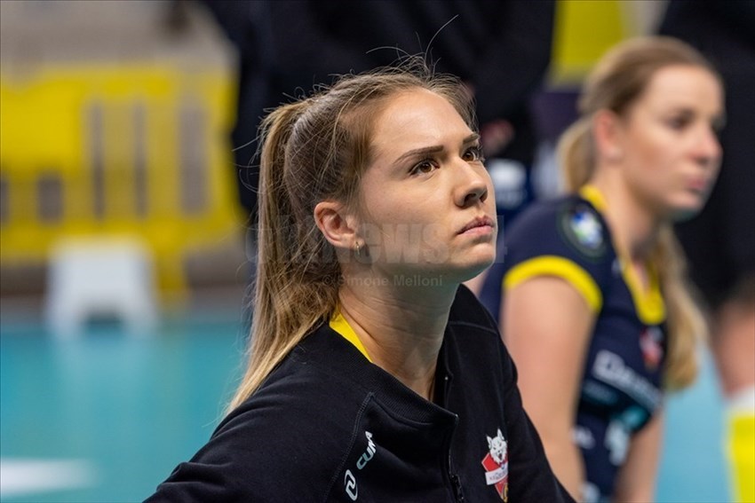 Una giocatrice della Developres SkyRes Rzeszow durante il riscaldamento.