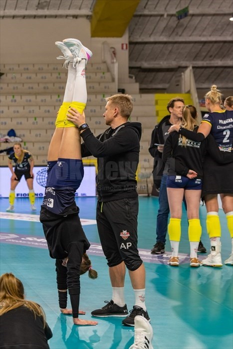 Una giocatrice della Developres SkyRes Rzeszow durante il riscaldamento.