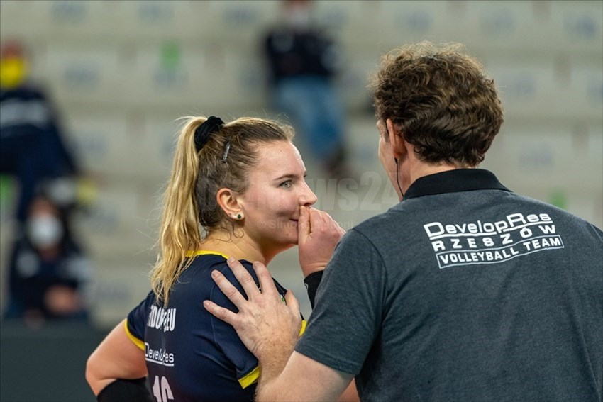 Il coach della Developres SkyRes Rzeszow Stéphane Antiga da indicazioni a una giocatrice in campo.