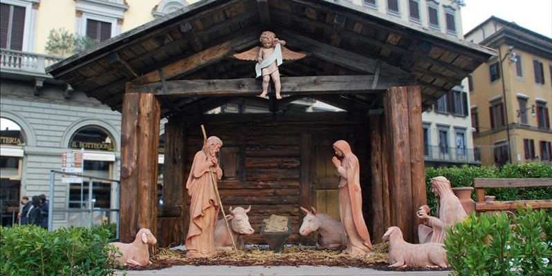 il tradizionale prese con statue in terracotta a grandezza naturale