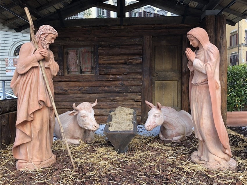 Il tradizionale presepe sul sagrato del Duomo di Firenze