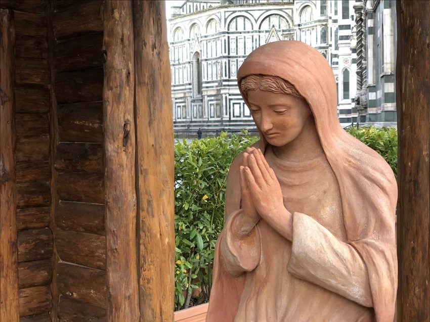 Il tradizionale presepe sul sagrato del Duomo di Firenze