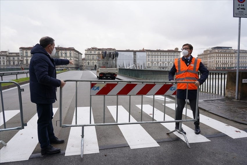 il sindaco e l'Assessore rimuovono le transenne