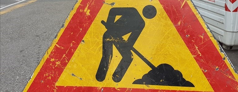 lavori di asfaltatura nella notte