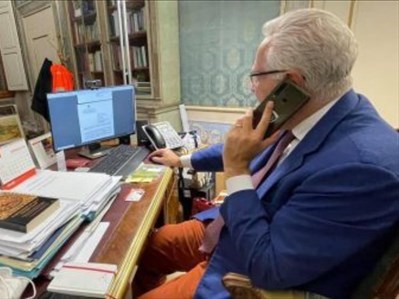 Il presidente Giani alla sua scrivania