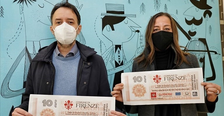 Gli Assessori Gianassi e Funaro coi buoni spesa  cartaceo