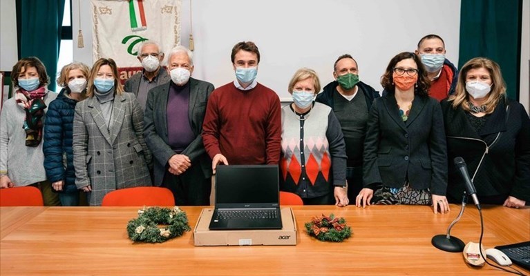 I computer consegnati nelle mani del sindaco