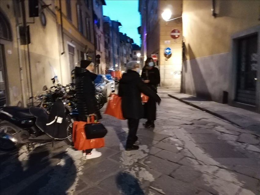 le donne di San Niccolò si avviano a trovare i loro amici