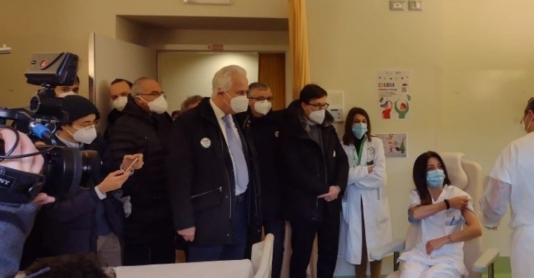 la vaccinazione con assembramento di questa mattina al Cto