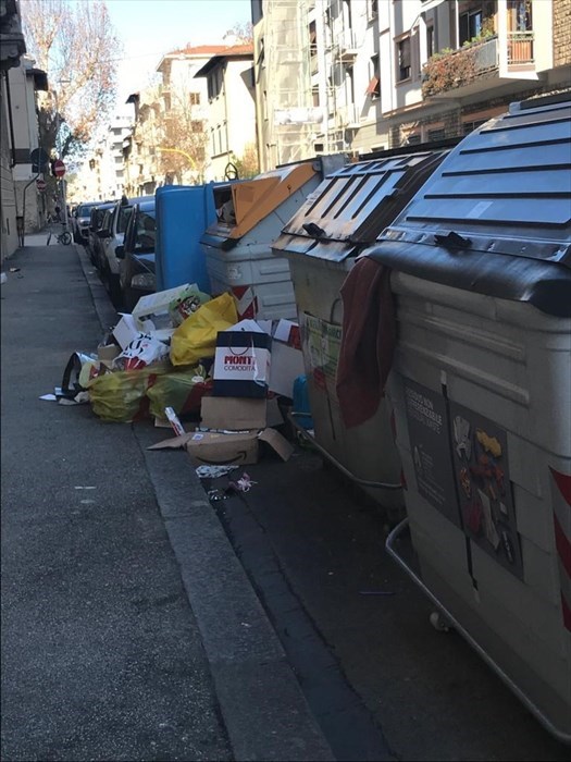 cassonetti straboccanti