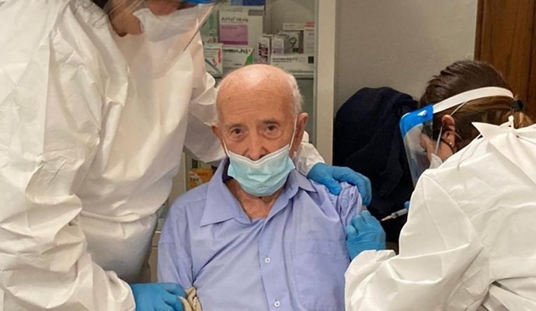 Il momento della vaccinazione di Nonno Basilio