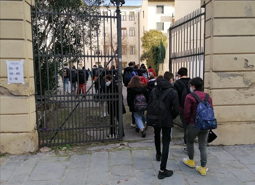 l'ingresso al liceo Castelnuovo