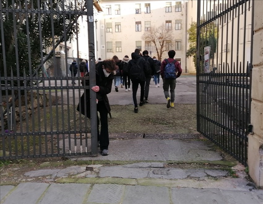 l'ingresso al liceo Castelnuovo
