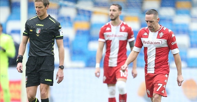 l'uscita dal campo a testa bassa