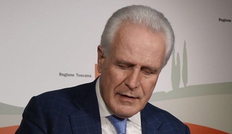 Eugenio Giani mentre firma l'ordinanza