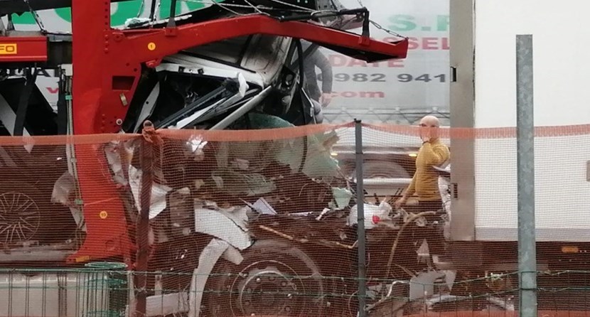 La cabina distrutta di uno dei camion