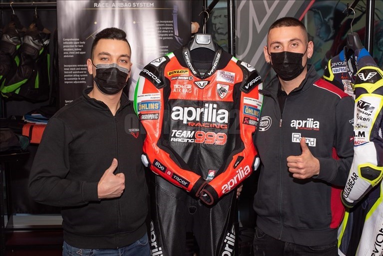 Lorenzo Mugnai e Vircos presentano la nuova tuta per la stagione 2021.