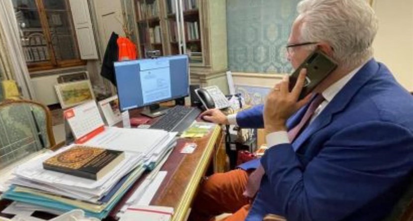 Il presidente Giani alla sua scrivania