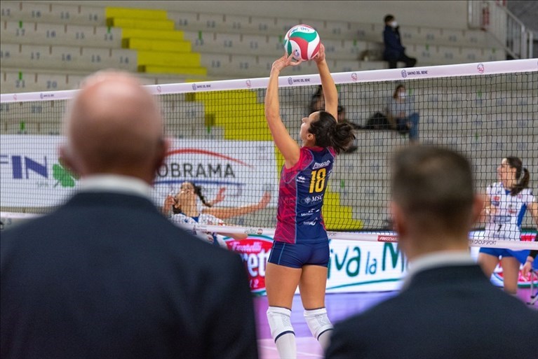 Il primo allenatore Massimo Barbolini e il suo vice Alessandro Beltrami osservano il riscaldamento delle giocatrici della Savino Del Bene Scandicci.