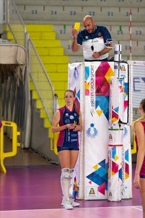 Il primo arbitro Rosario Vecchione assegna il cartellino giallo alla schiacciatrice della Savino Del Bene Scandicci Megan Courtney (17).