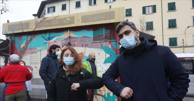 L'assessore alle politiche giovanili con l'autrice del murales