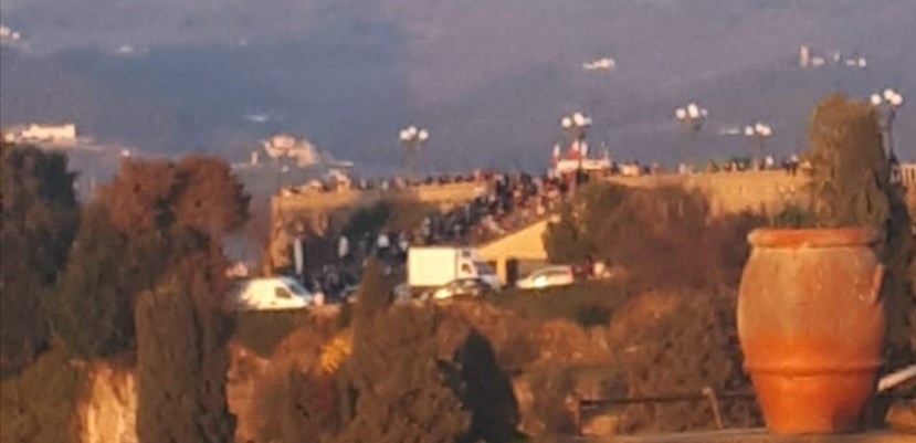 Folla al piazzale Michelangelo