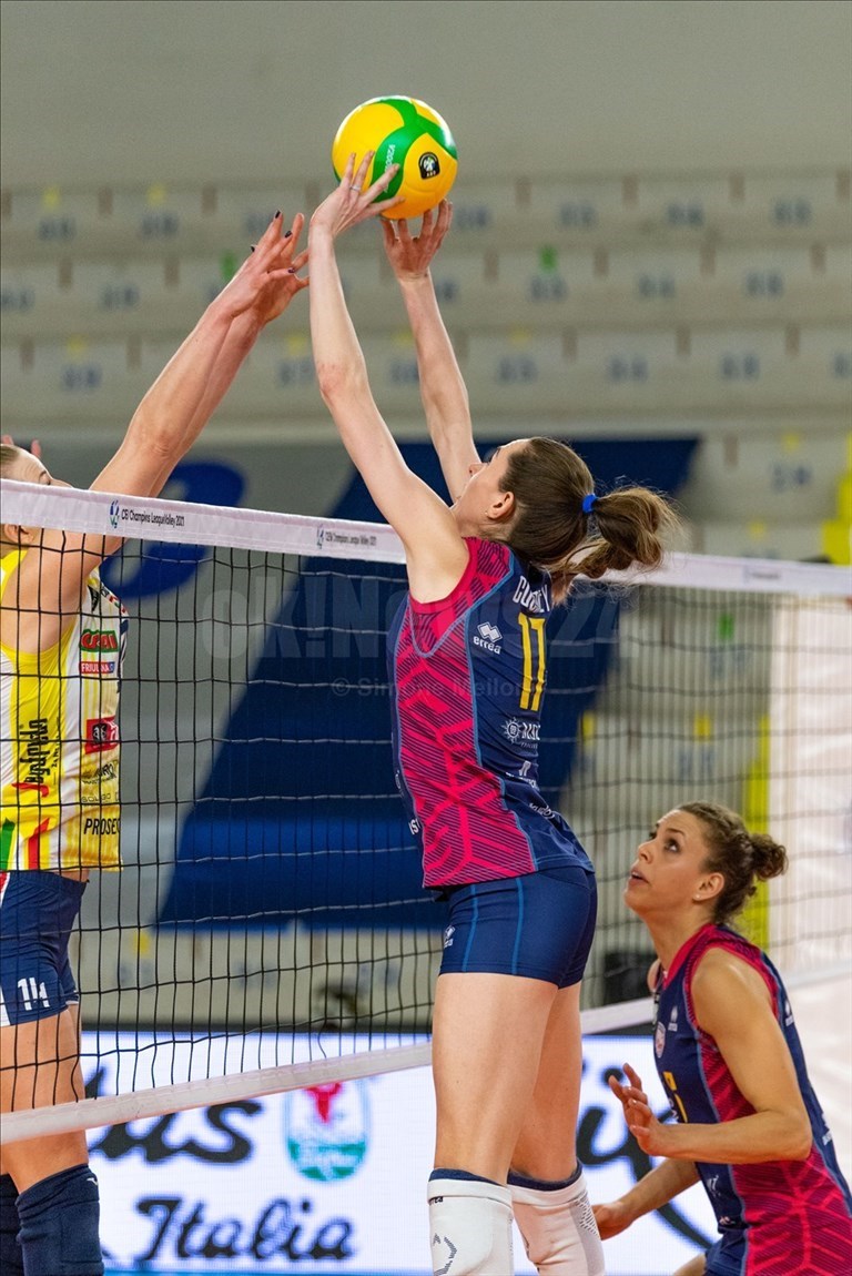 La schiacciatrice della Savino Del Bene Scandicci Megan Courtney (17) lotta a rete contro la palleggiatrice dell'Imoco Volley Conegliano Joanna Wolosz (14).