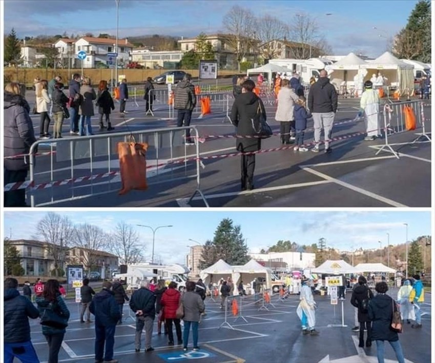 Persone in fila per i test