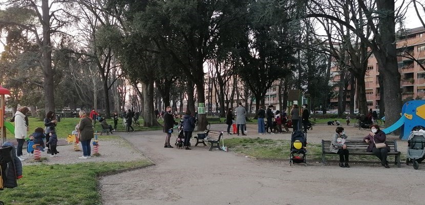 folla nei parchi della città