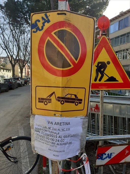 i cartelli di divieto in via Aretina
