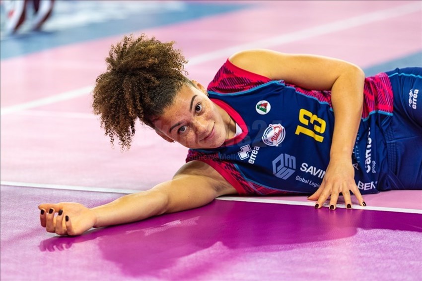 L'opposto della Savino Del Bene Scandicci Kimberly Drewniok (13) durante il riscaldamento.