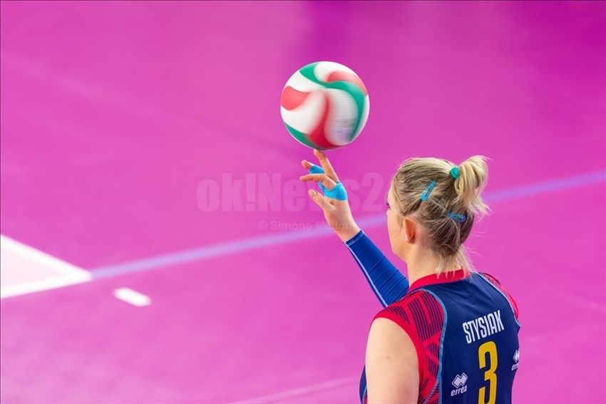 L'opposto della Savino Del Bene Scandicci Magdalena Stysiak (3) in fase di battuta.