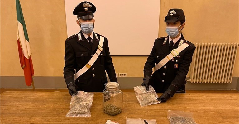 lo sciroppo dello sballo e l'altra droga trovata in casa degli studenti