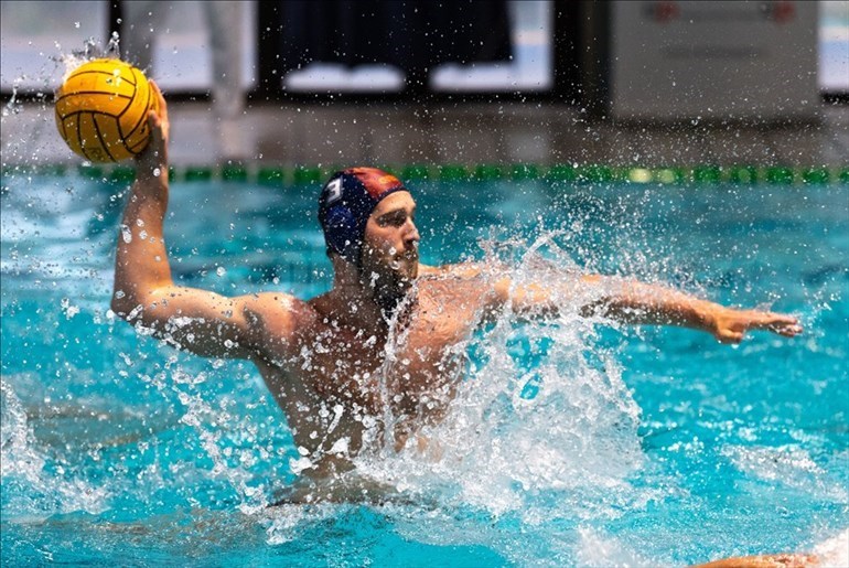 Il giocatore della AS Roma Nuoto al tiro.