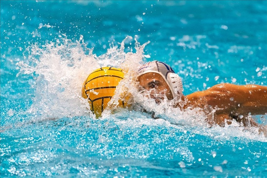 Il centro vasca della Rari-Nantes Florentia Andrea Di Fulvio (12) durante un ripartenza in contropiede.