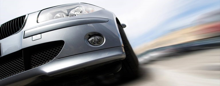 Automobile in corsa in centro