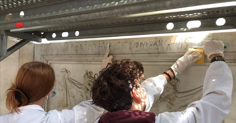 ripresi i restauri al gruppo marmoreo