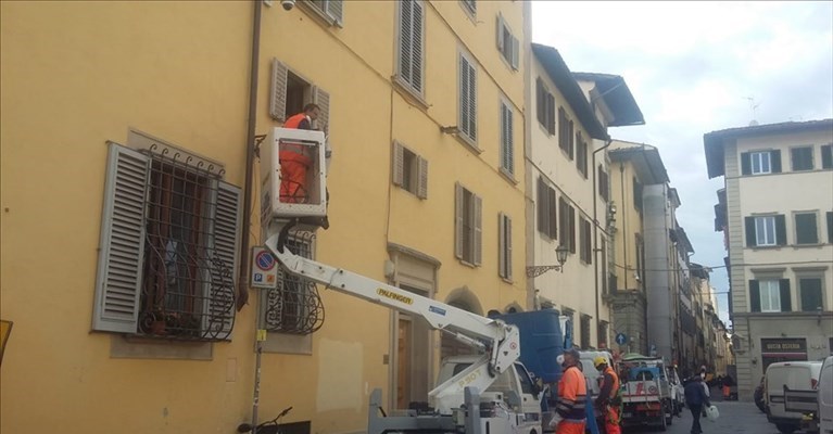 l'installazione delle nuove telecamere in Santo Spirito