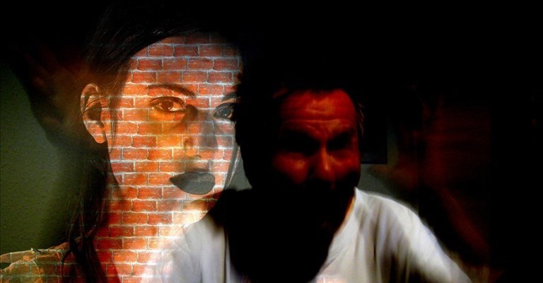 nei guai perchè perseguita la ex