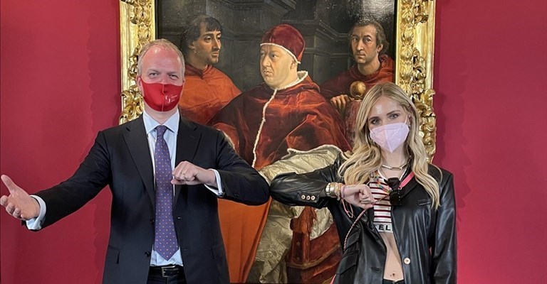Eike Smithdt e Chiara Ferragni davanti alla celebre opera di Raffaello