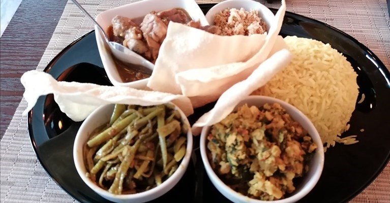 un piatto composto a Kottu per scoprire la cucina dello Sri Lanka