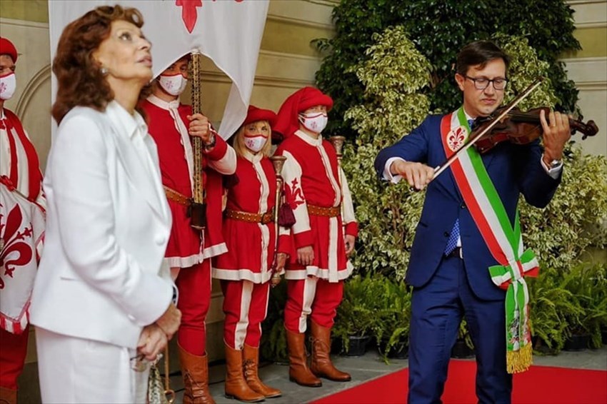Sofia Loren ascolta il sindaco Nardella che al violino suona per lei ""O sole mio"",""ufficio stampa