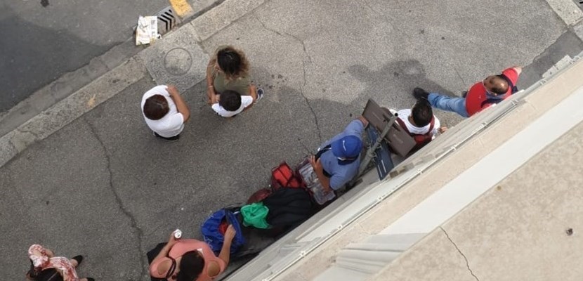 i venditori con la loro merce e i frigoriferi già vuoti