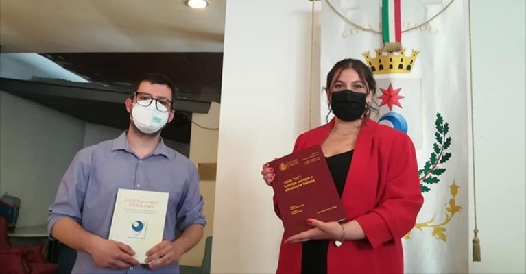 la neo laureata con il piccolo ricordo della giornata consegnato dall’Assessore Gian Marco Cecchini.