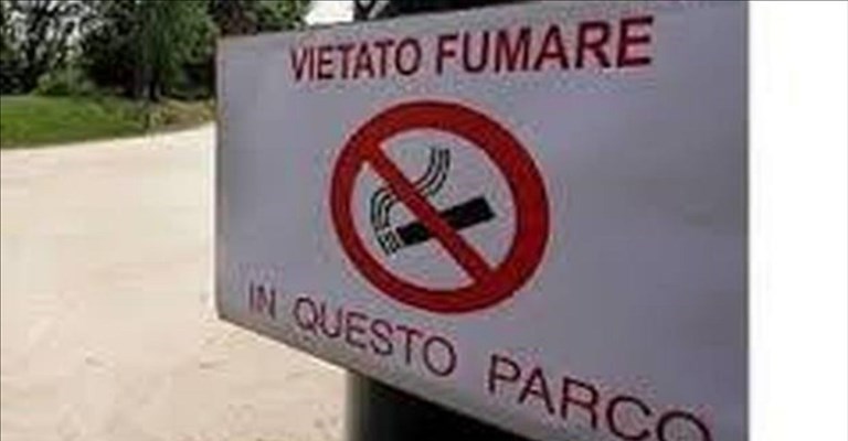 cartello di divieto nel parco