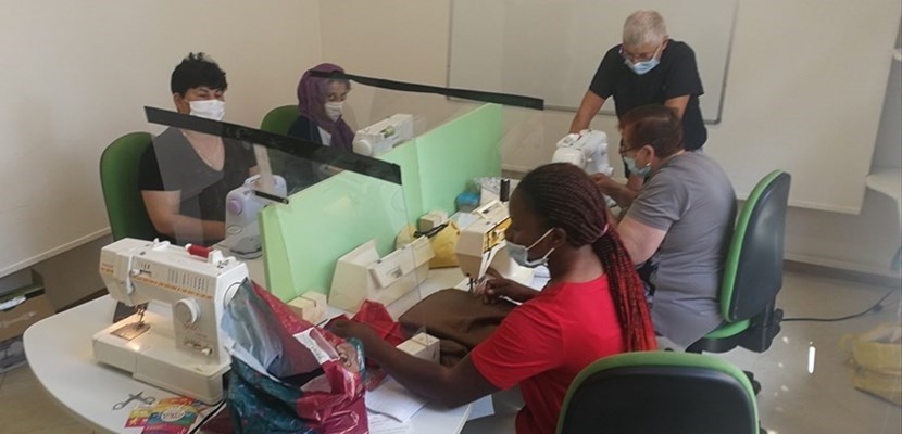 Un momento della piccola scuola di cucito al Centro Incontri