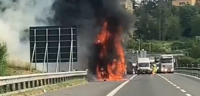 Il camion in fiamme